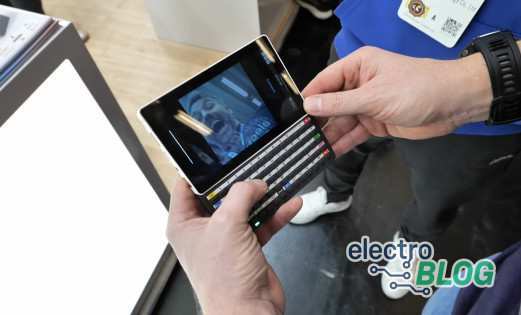 M5Stack Shows Off New Tab 5! A compact mini computer with a camera and full QWERTY keyboard